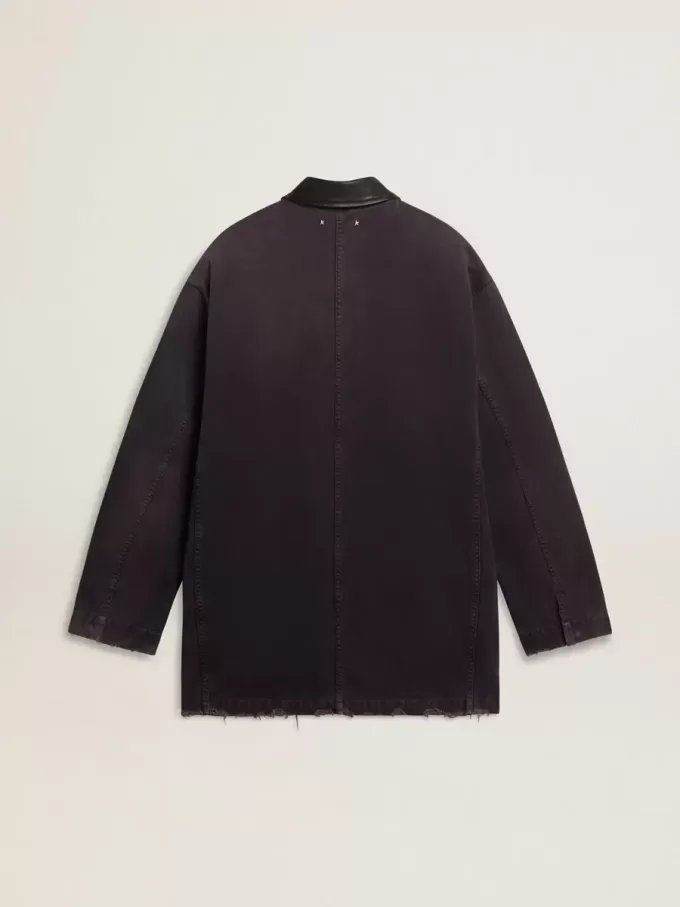 Chaqueta vaquera para hombre con detalles desgastados y cuello de cuero