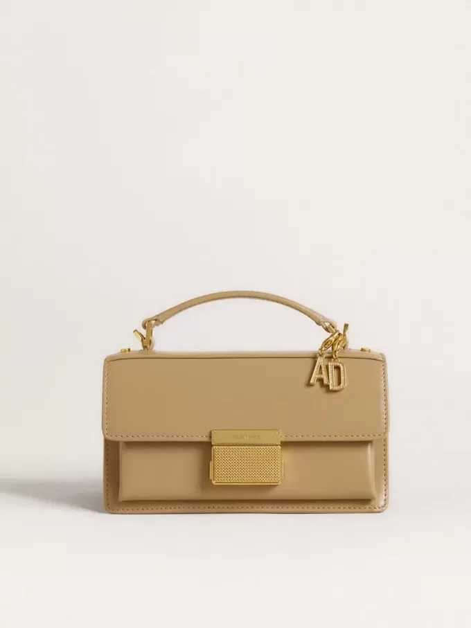 Charm con la letra A en latón dorado con cristales