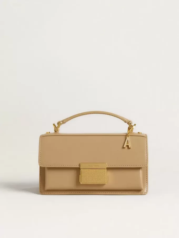 Charm con la letra A en latón dorado con cristales