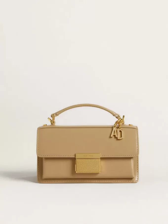 Charm con la letra D en latón dorado con cristales