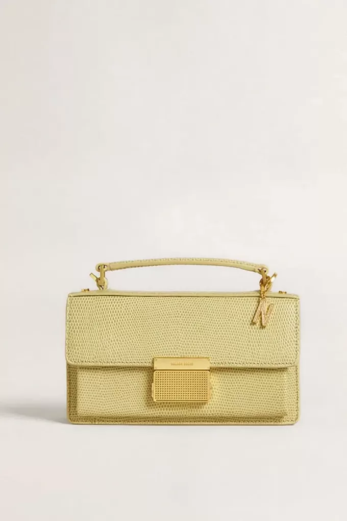 Charm con la letra N en latón dorado con cristales