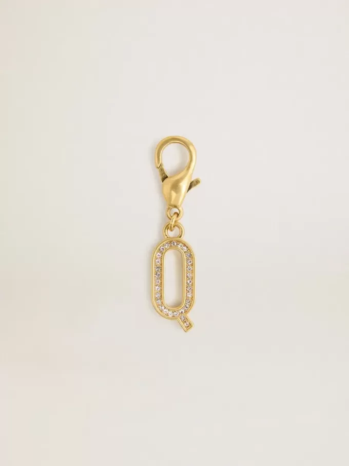 Charm con la letra Q en latón dorado con cristales