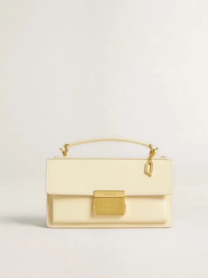 Charm con la letra Q en latón dorado con cristales