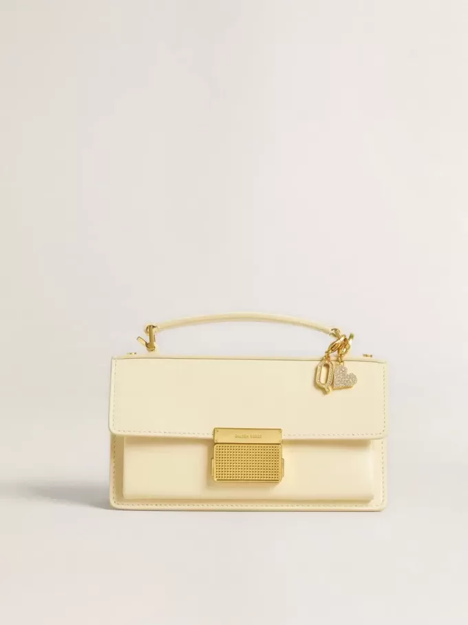 Charm con la letra Q en latón dorado con cristales