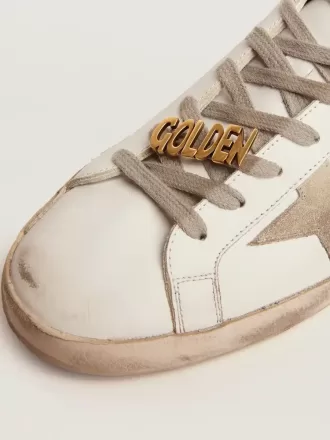 Cierre de cordón para hombre con clip en color oro viejo y letras doradas