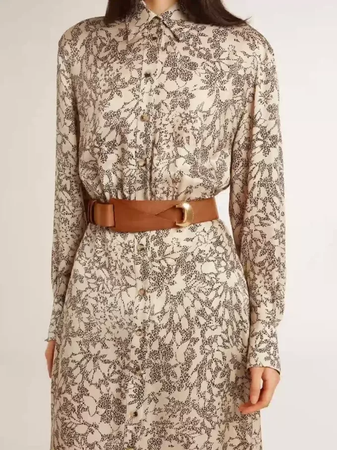 Cinturón de cuero marrón con hebilla dorada semicircular