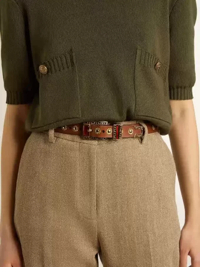 Cinturón de cuero marrón con tachuelas florales doradas e inserciones de ámbar Cinturón de cuero marrón con tachuelas florales doradas e inserciones de ámbar