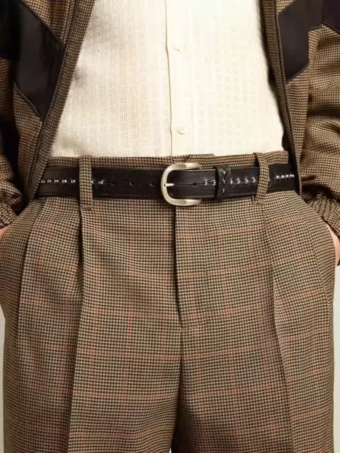 Cinturón de cuero negro con tachuelas