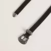 Cinturón de piel negro con hebilla plateada