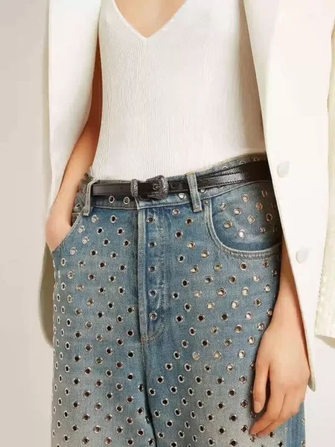 Cinturón de piel negro con hebilla plateada