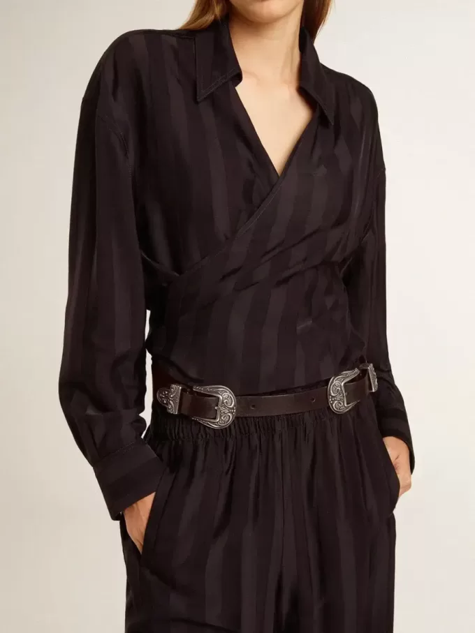 Cinturón negro de cuero lavado con doble hebilla plateada.