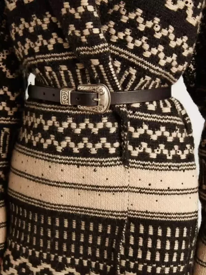 Cinturón negro de piel lavada con hebilla plateada