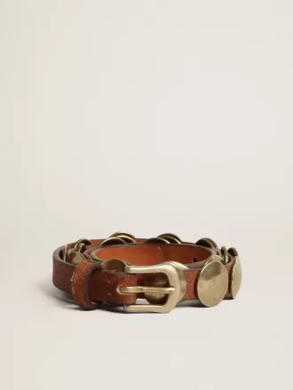 Cinturón Trinidad en piel envejecida de color tostado con tachuelas maxi doradas