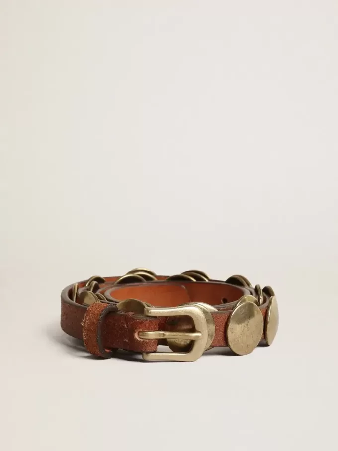 Cinturón Trinidad en piel envejecida de color tostado con tachuelas maxi doradas
