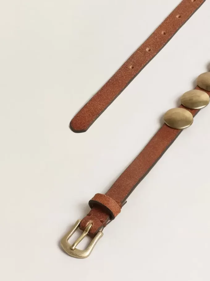 Cinturón Trinidad en piel envejecida de color tostado con tachuelas maxi doradas