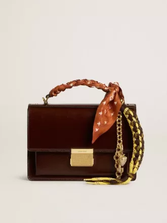 Colgante con cordones de senderismo anudados amarillos y marrones con cadena