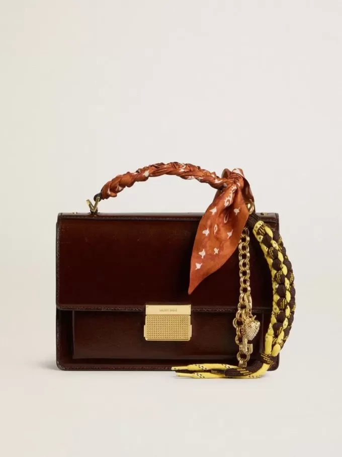 Colgante con cordones de senderismo anudados amarillos y marrones con cadena