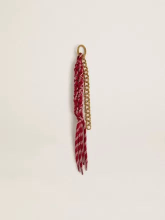 Colgante con cordones rojos anudados