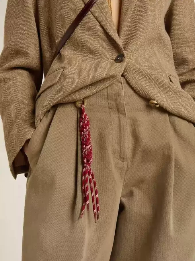 Colgante con cordones rojos anudados Colgante con cordones rojos anudados