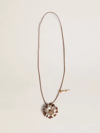 Colgante con forma de flor en piel marrón claro y champán