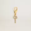 Colgante con forma de llave en latón dorado con cristales