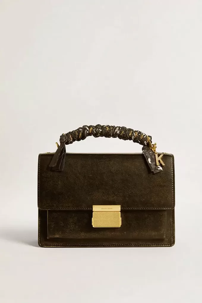 Colgante con la letra K en latón dorado con cristales