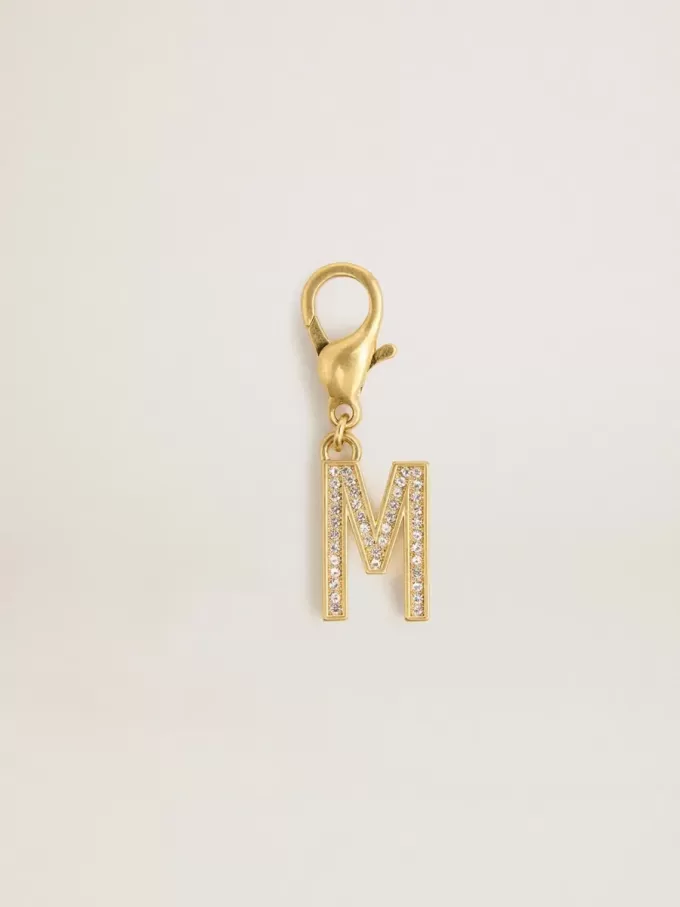 Colgante con la letra M en latón dorado con cristales