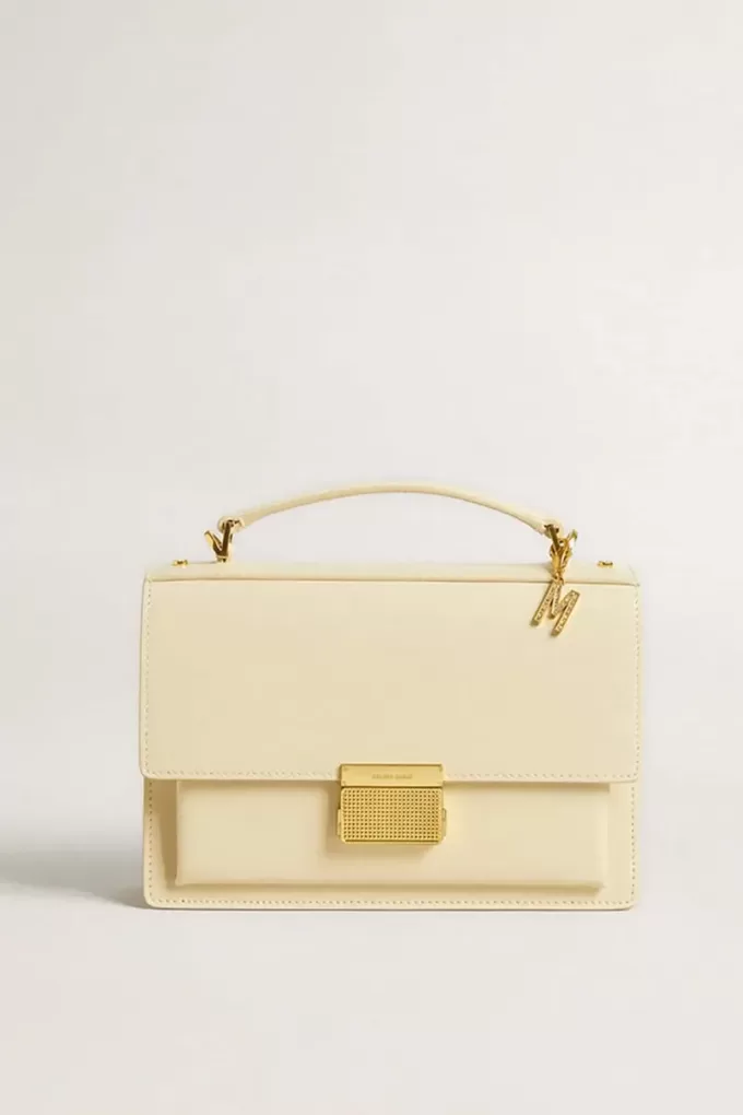 Colgante con la letra M en latón dorado con cristales