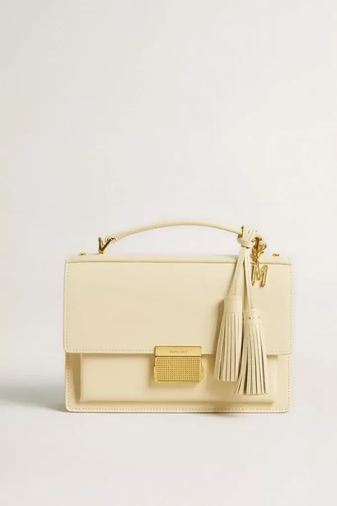 Colgante con la letra M en latón dorado con cristales