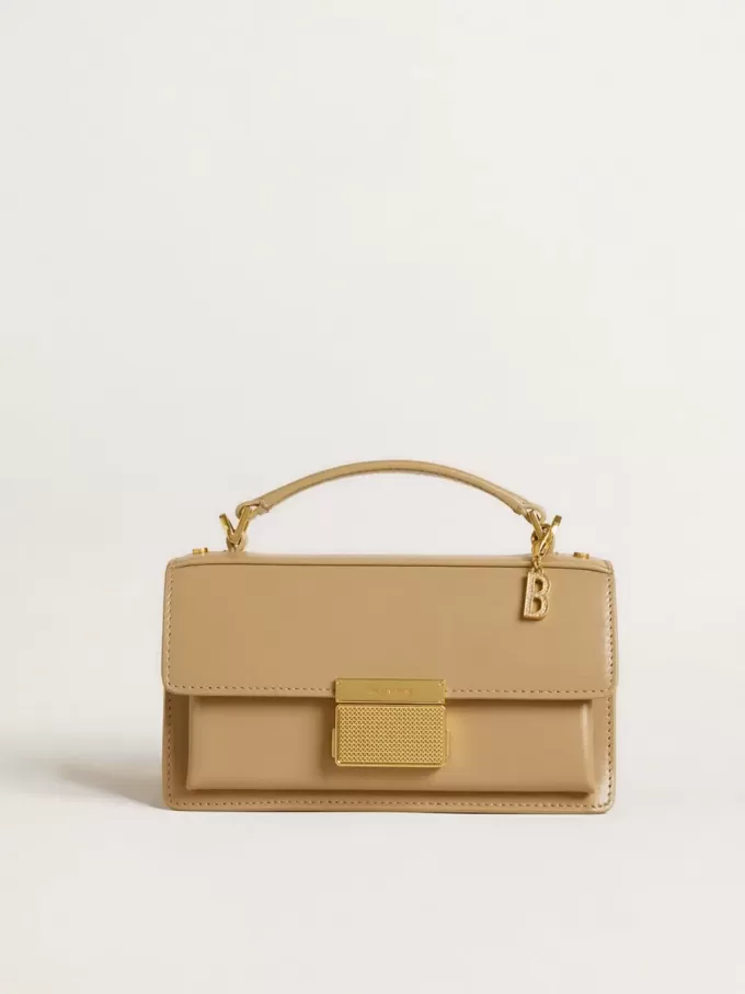 Colgante con letra B en latón dorado con cristales