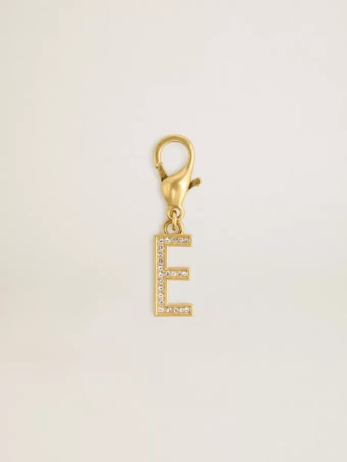 Colgante con letra E en latón dorado con cristales