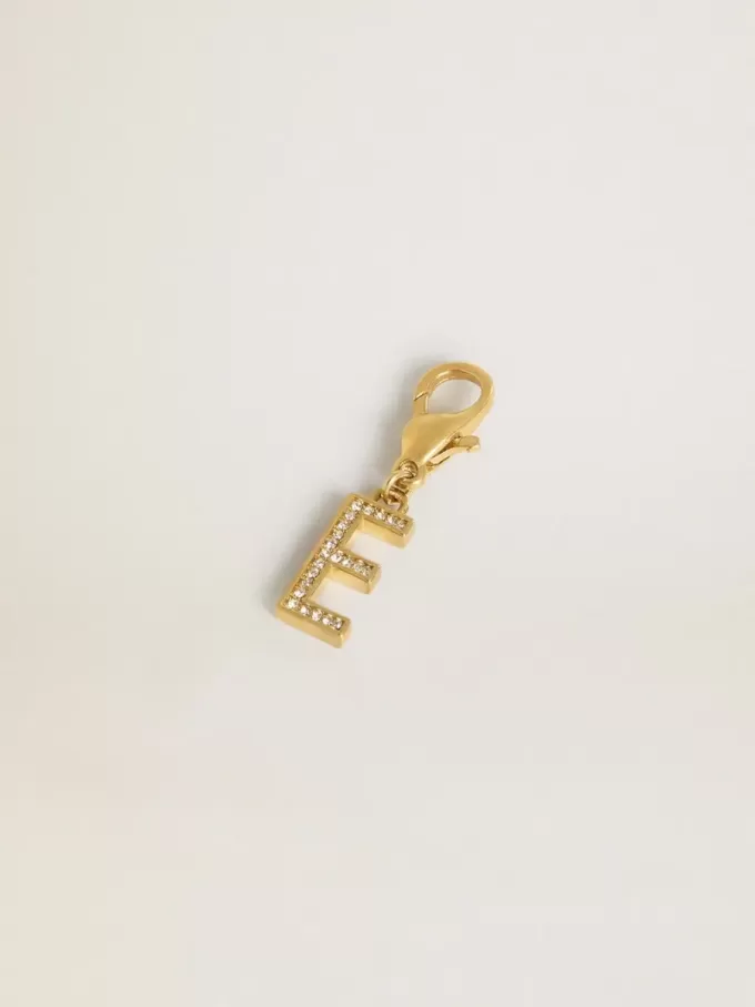 Colgante con letra E en latón dorado con cristales