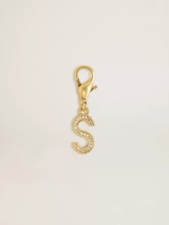 Colgante con letra S en latón dorado con cristales