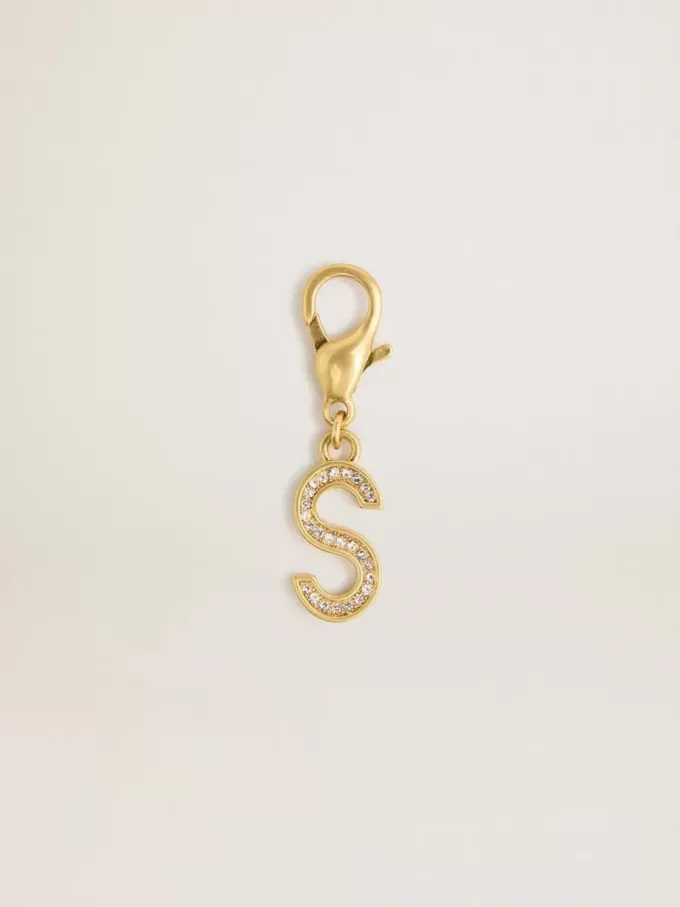Colgante con letra S en latón dorado con cristales