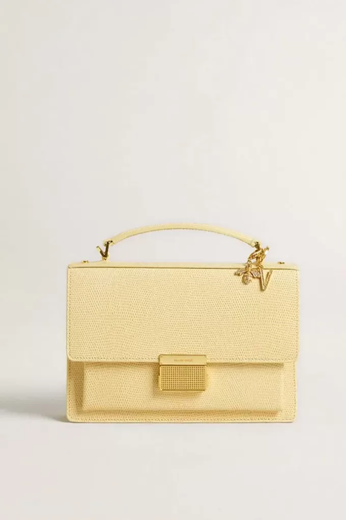 Colgante con letra V en latón dorado con cristales