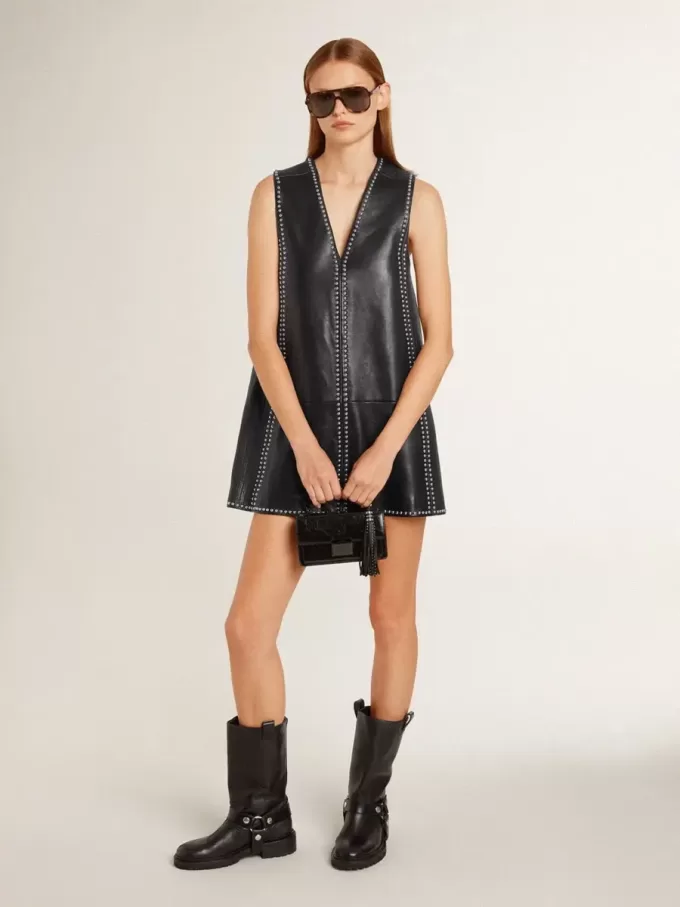 Colgante de piel napa negra con tachuelas y detalles metálicos