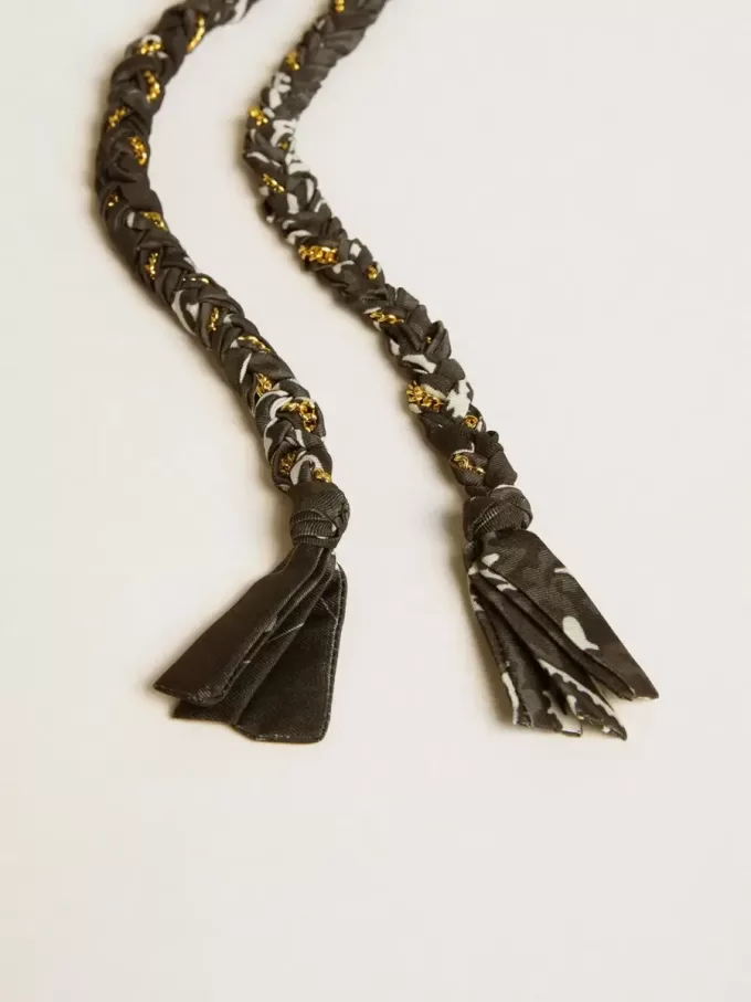 Colgante de tejido trenzado negro con cadena de latón