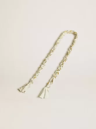 Colgante de tela trenzada color mantequilla con cadena de latón