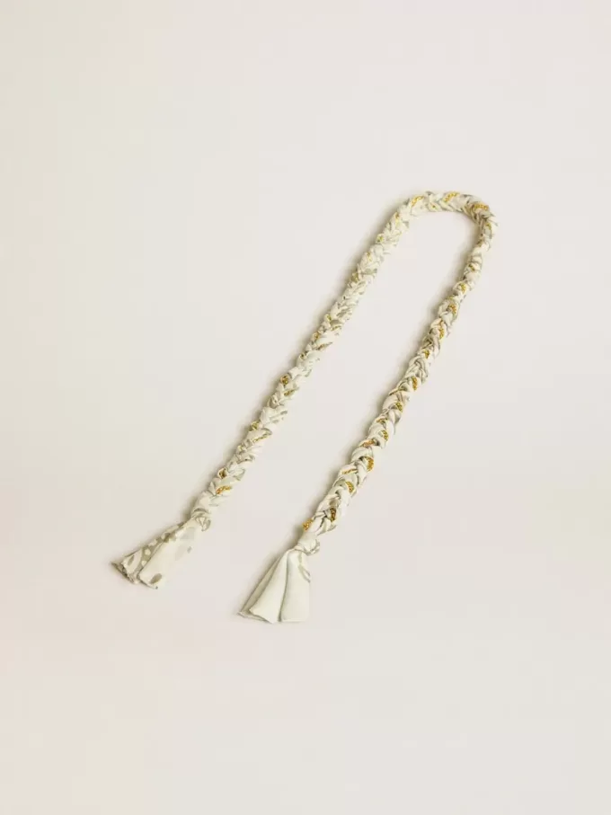 Colgante de tela trenzada color mantequilla con cadena de latón