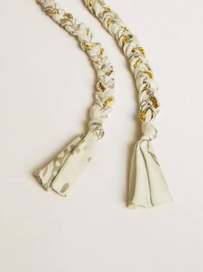 Colgante de tela trenzada color mantequilla con cadena de latón