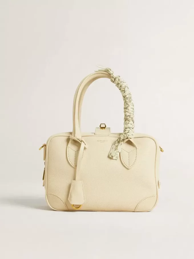 Colgante de tela trenzada color mantequilla con cadena de latón