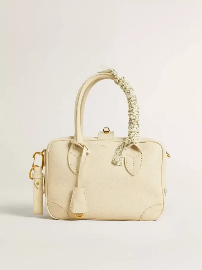 Colgante de tela trenzada color mantequilla con cadena de latón