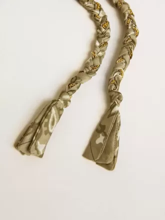 Colgante de tela trenzada gris paloma con cadena de latón