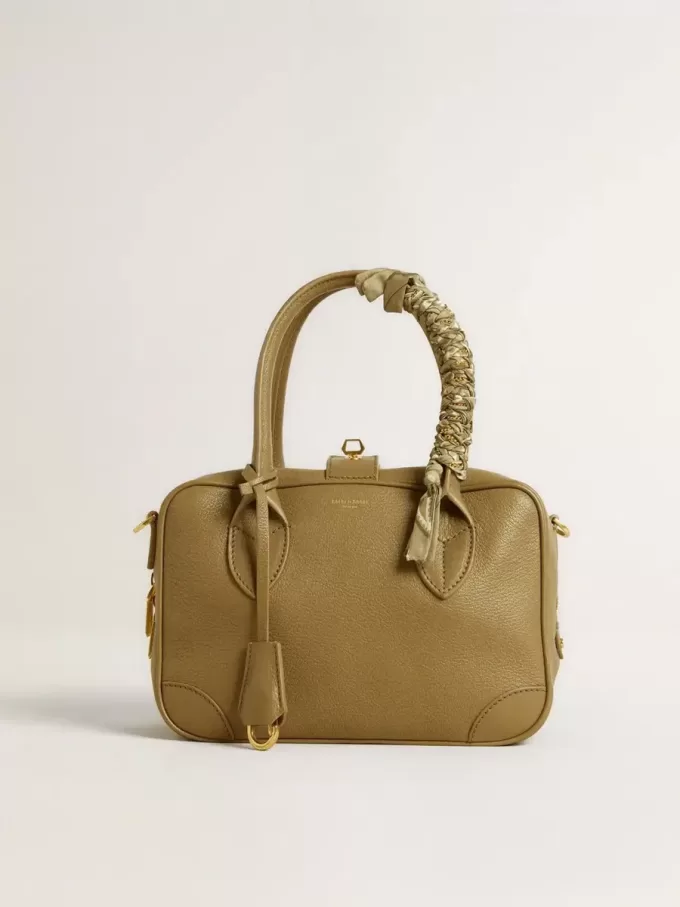 Colgante de tela trenzada gris paloma con cadena de latón