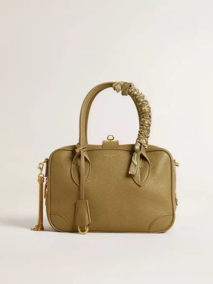 Colgante de tela trenzada gris paloma con cadena de latón