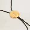 Collar bolo tie Jewelmates en cuero negro con detalles metálicos en oro antiguo