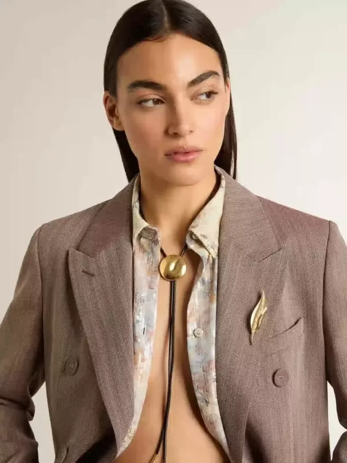 Collar bolo tie Jewelmates en cuero negro con detalles metálicos en oro antiguo