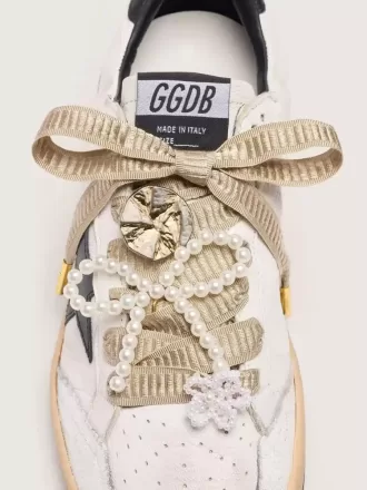 Cordones bordados en color beige «Sparkling» con charms de cuentas aplicados y charm dorado.