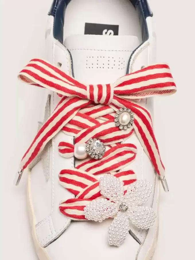 Cordones «Playful» de rayas rojas y beige con adornos aplicados