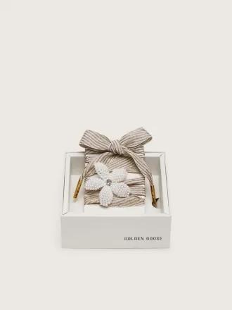 Cordones «Vintage» con rayas blancas y beige y charm en forma de flor